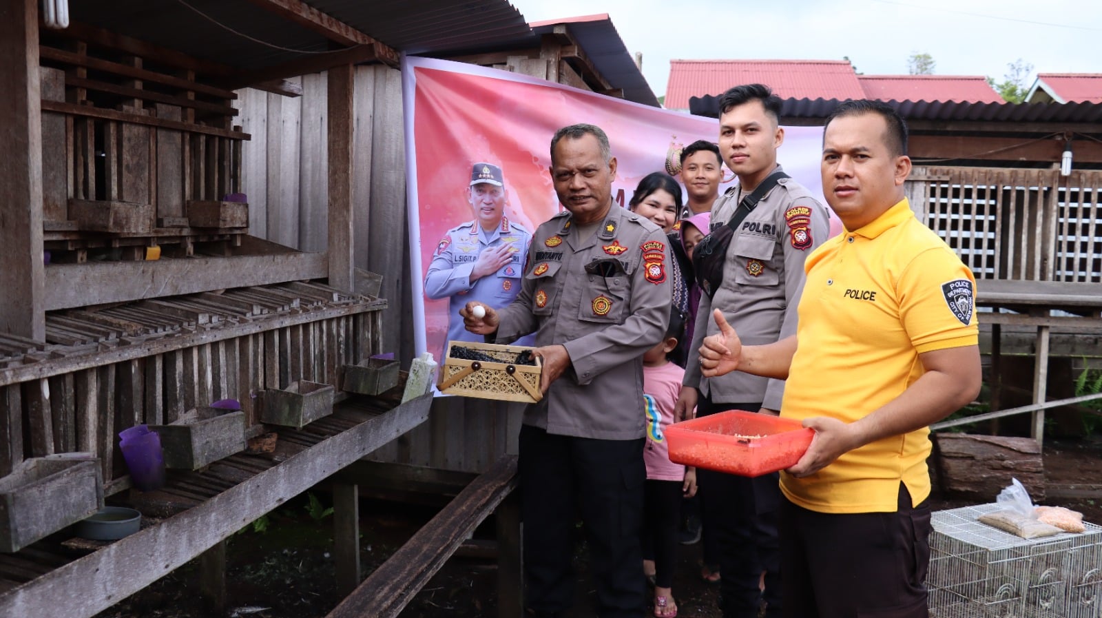 Polres Kapuas Hulu Gelar Bakti Sosial Panen Bersama Masyarakat
