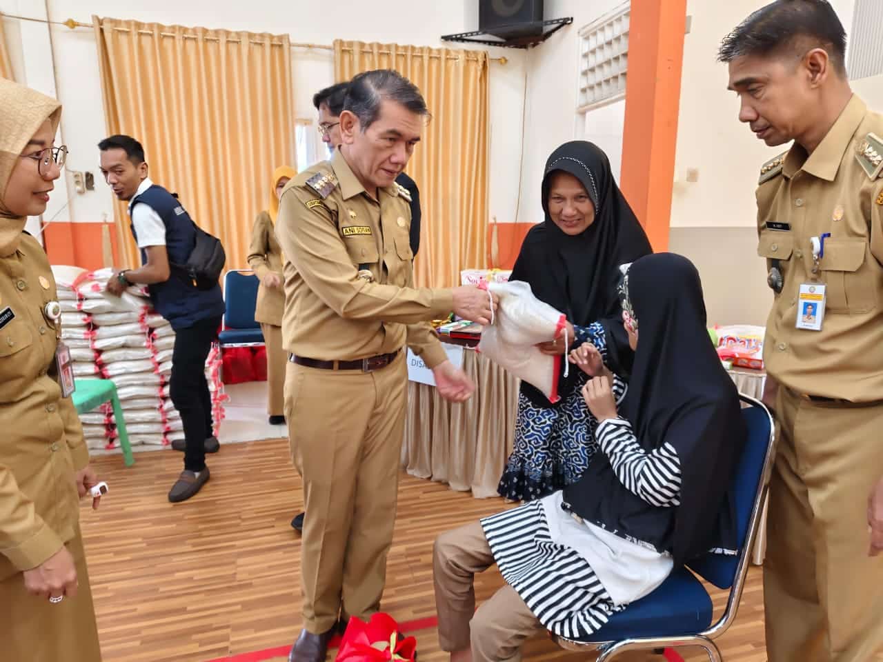 409 Warga Disabilitas dan Lansia di Pontianak Dapat Bantuan Paket Sembako dari Kemensos