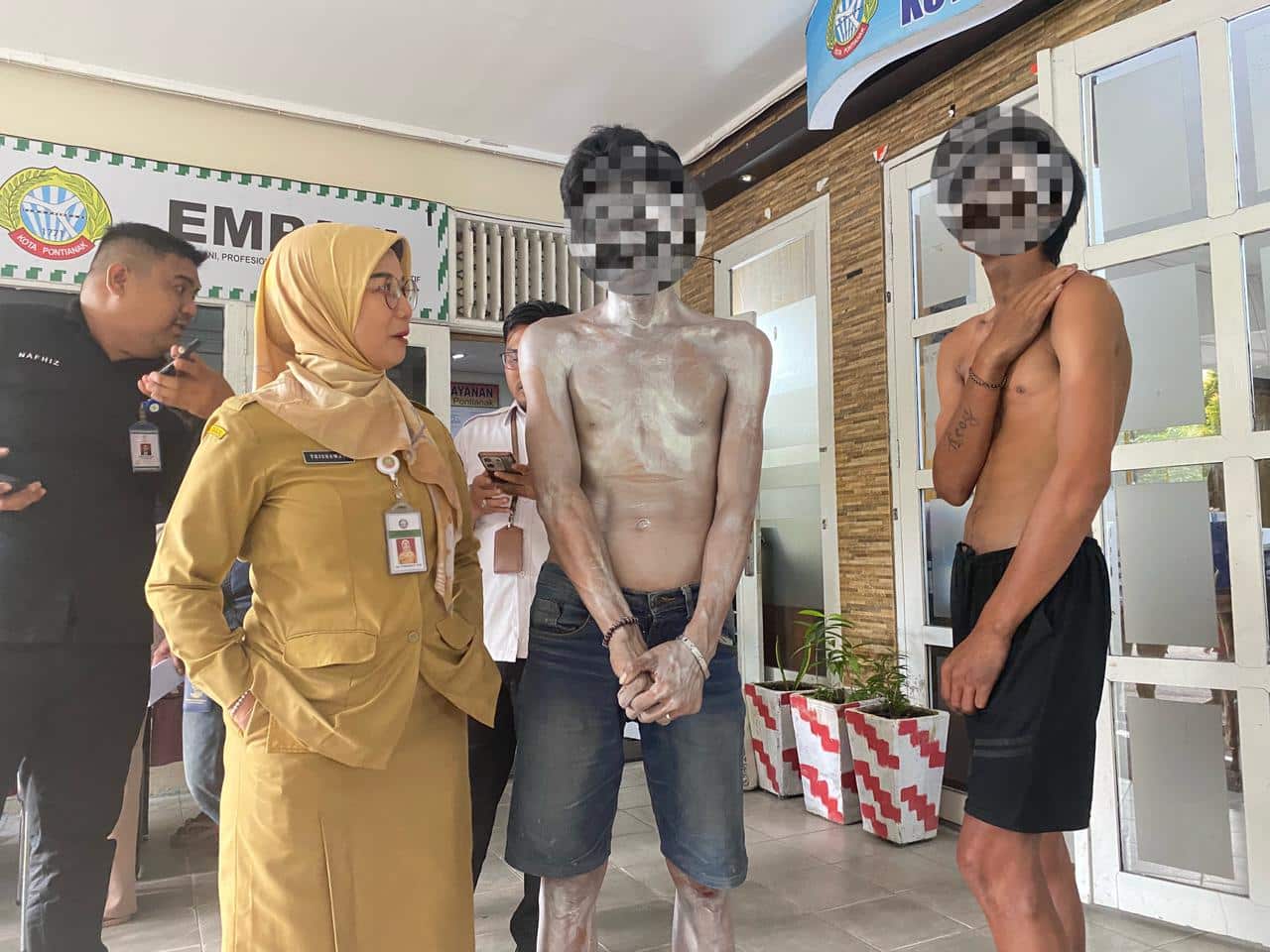 Selain Manusia Silver, Kini Ada Manusia Black di Pontianak