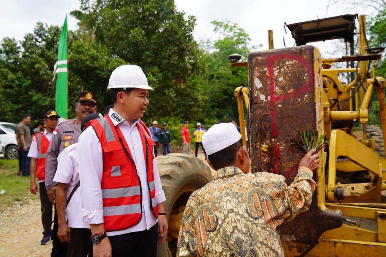 Bupati Kapuas Hulu Launching Pembangunan Ruas Jalan Bongkong - Nanga Dangkan