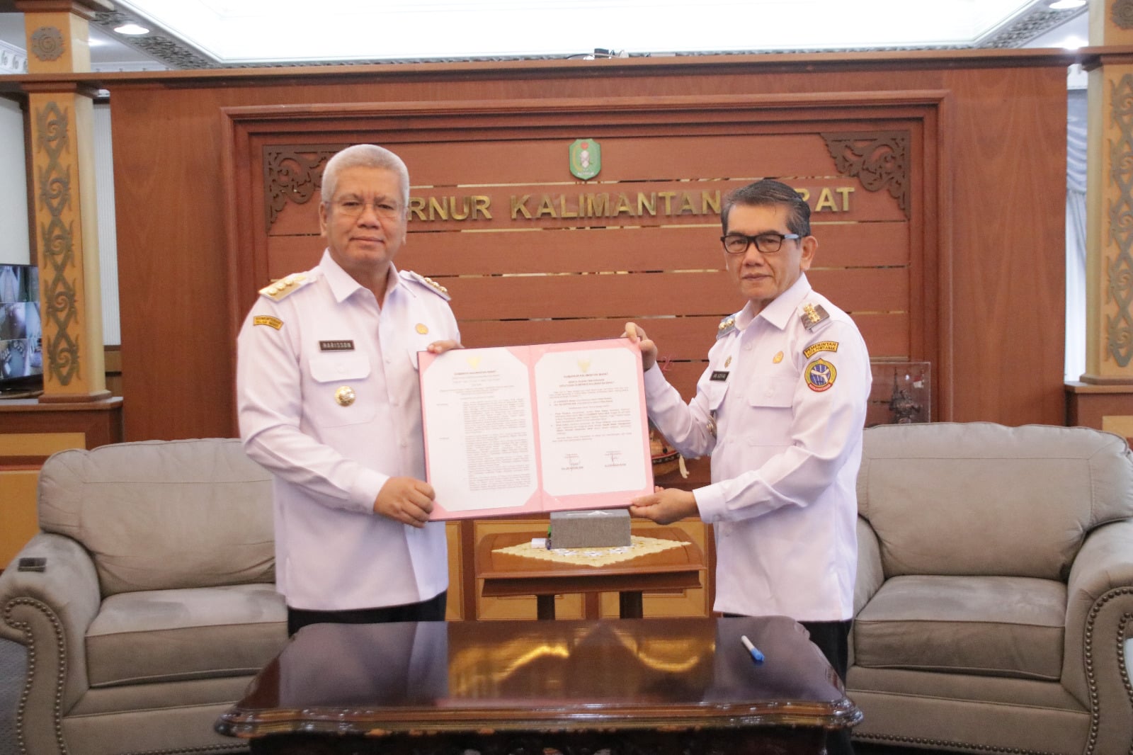 Pj Gubernur Harisson Serahkan SK Perpanjangan Ani Sofian