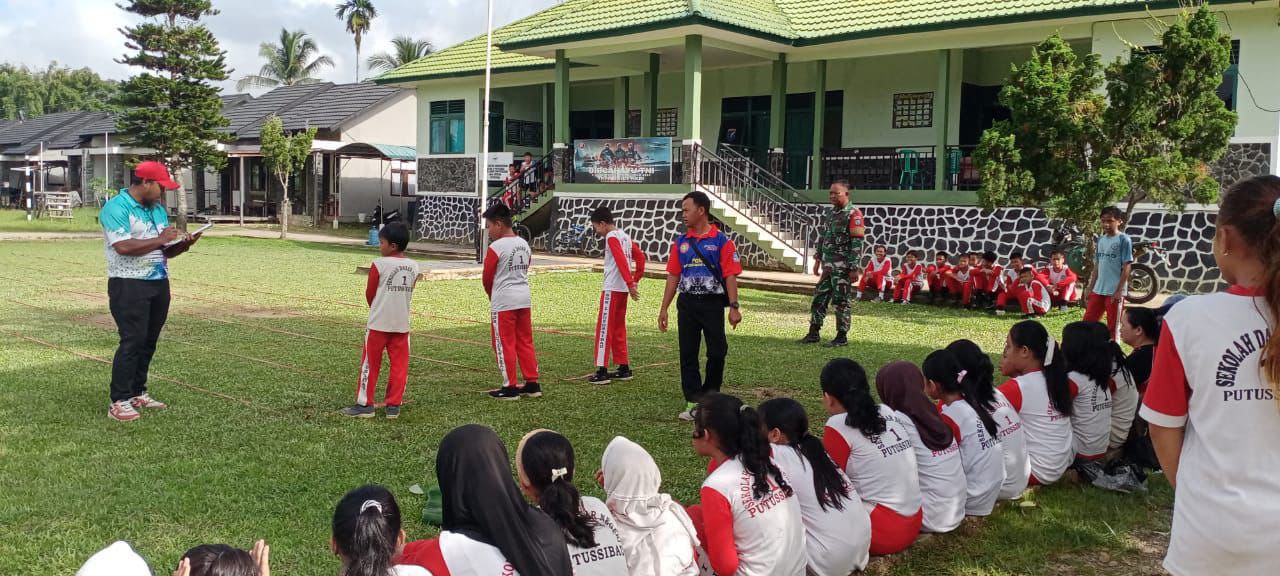 Babinsa Koramil 1206-06/Putussibau Utara Berikan Pembinaan Olahraga Umum kepada Murid SDN 01 Putussibau