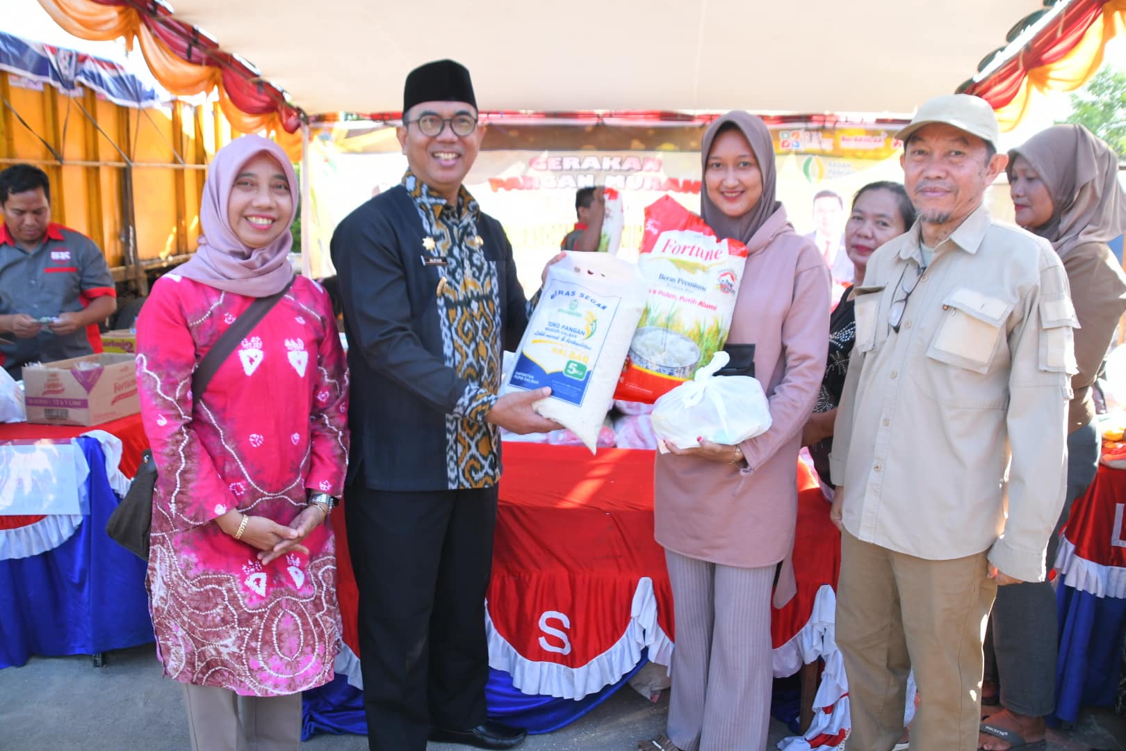 Pj Bupati Alfian Kembali Tinjau Pendistribusian 600 Paket Pangan Murah di Kecamatan Sukadana