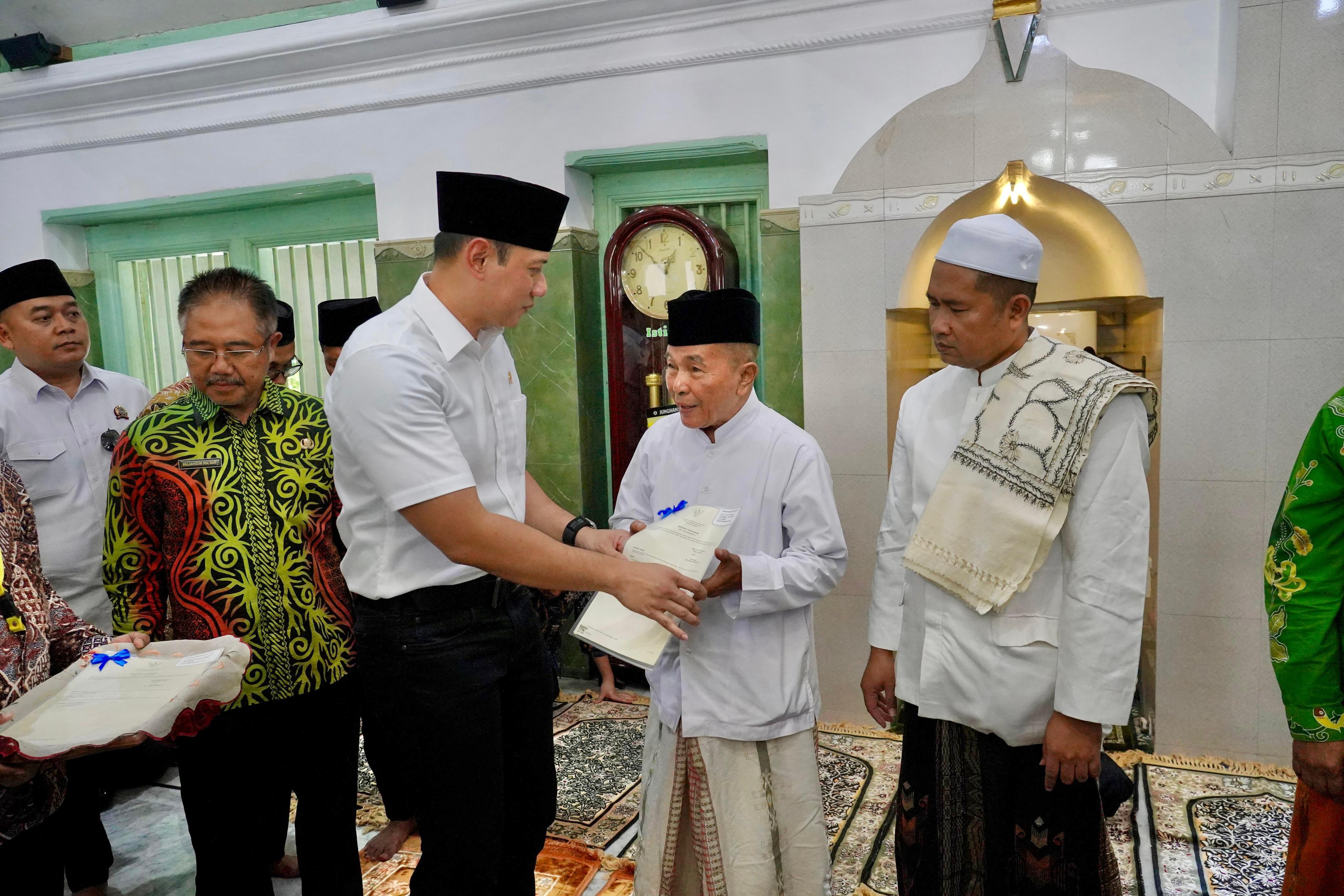 Masjid Sunan Giri di Gresik Akhirnya Punya Sertifikat