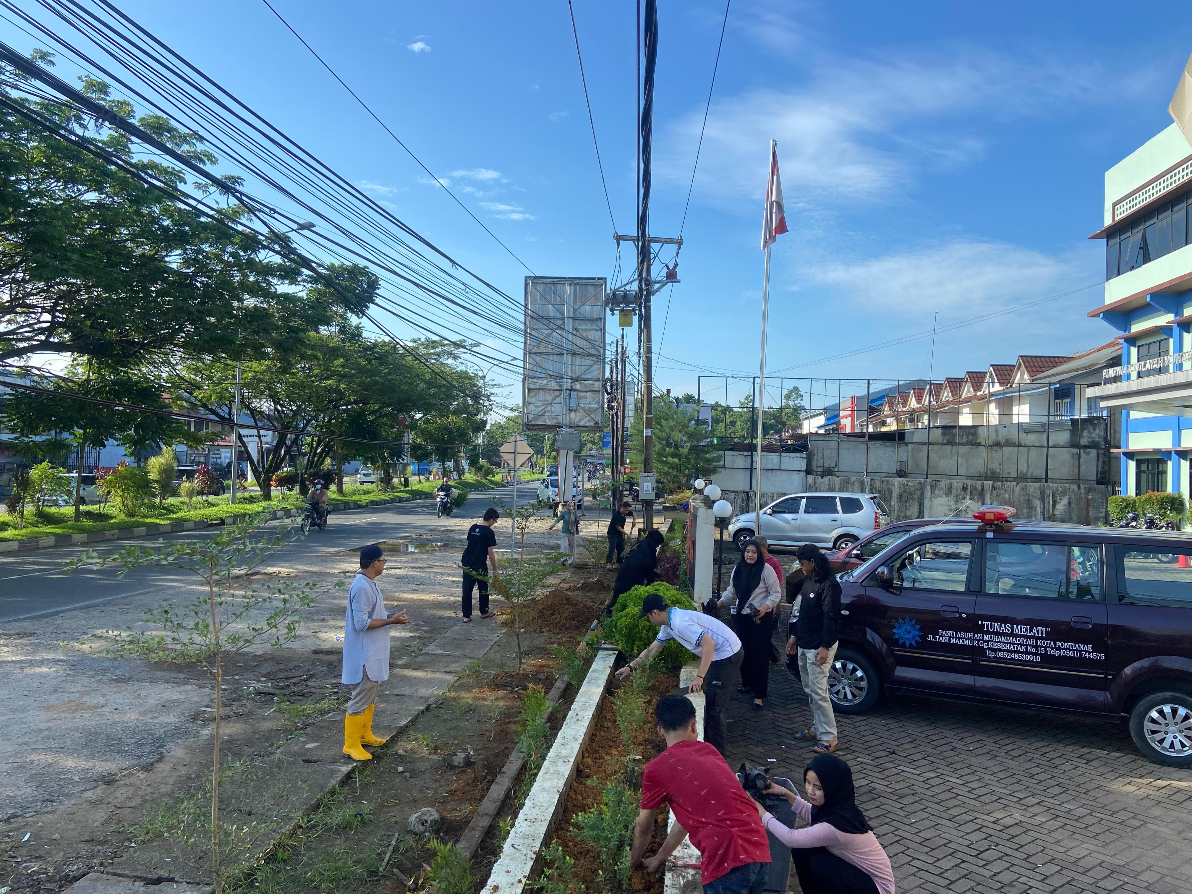 Pengurus Masjid At Tanwir Al Kazhim Kalbar Adakan Kegiatan Penanaman Pohon