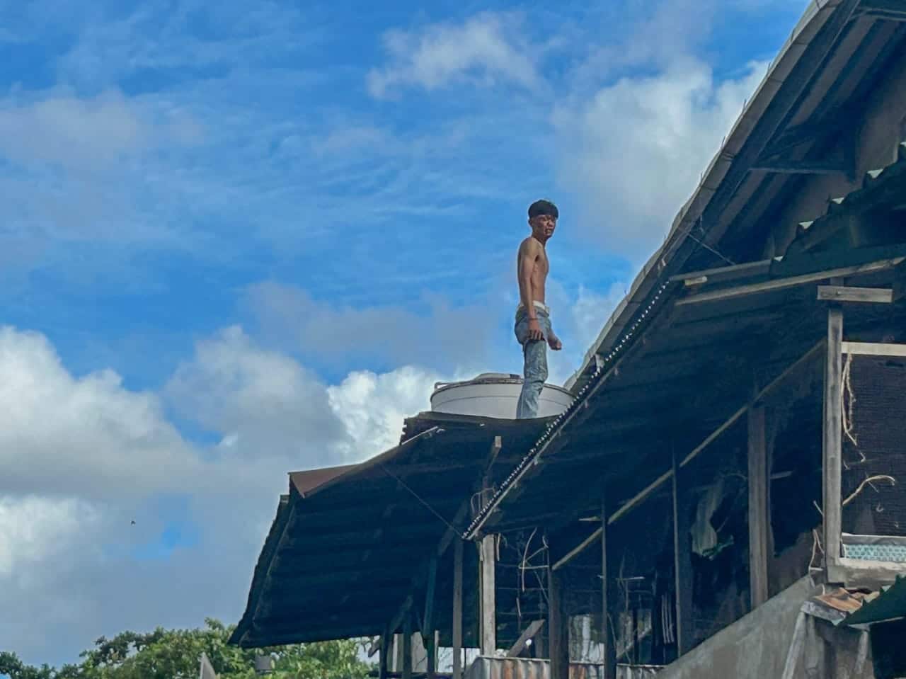 Sakau Menggunakan Sabu, Pria Ini Nekat Panjat Atap Hotel di Pontianak