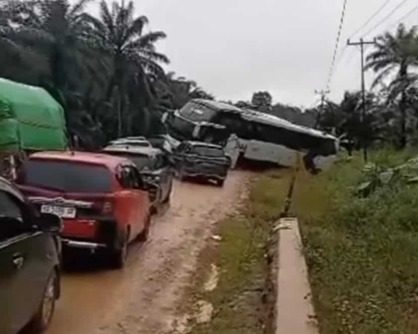 Kemacetan Panjang di Jalan Semuntai - Sekadau