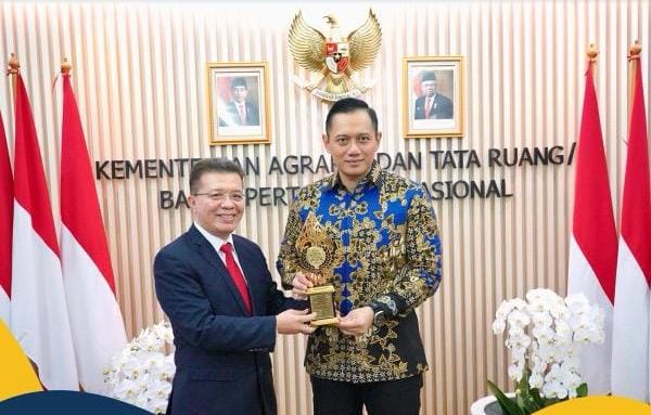 Menteri AHY Terima Penghargaan Tokoh Pendorong Investasi Dalam Negeri