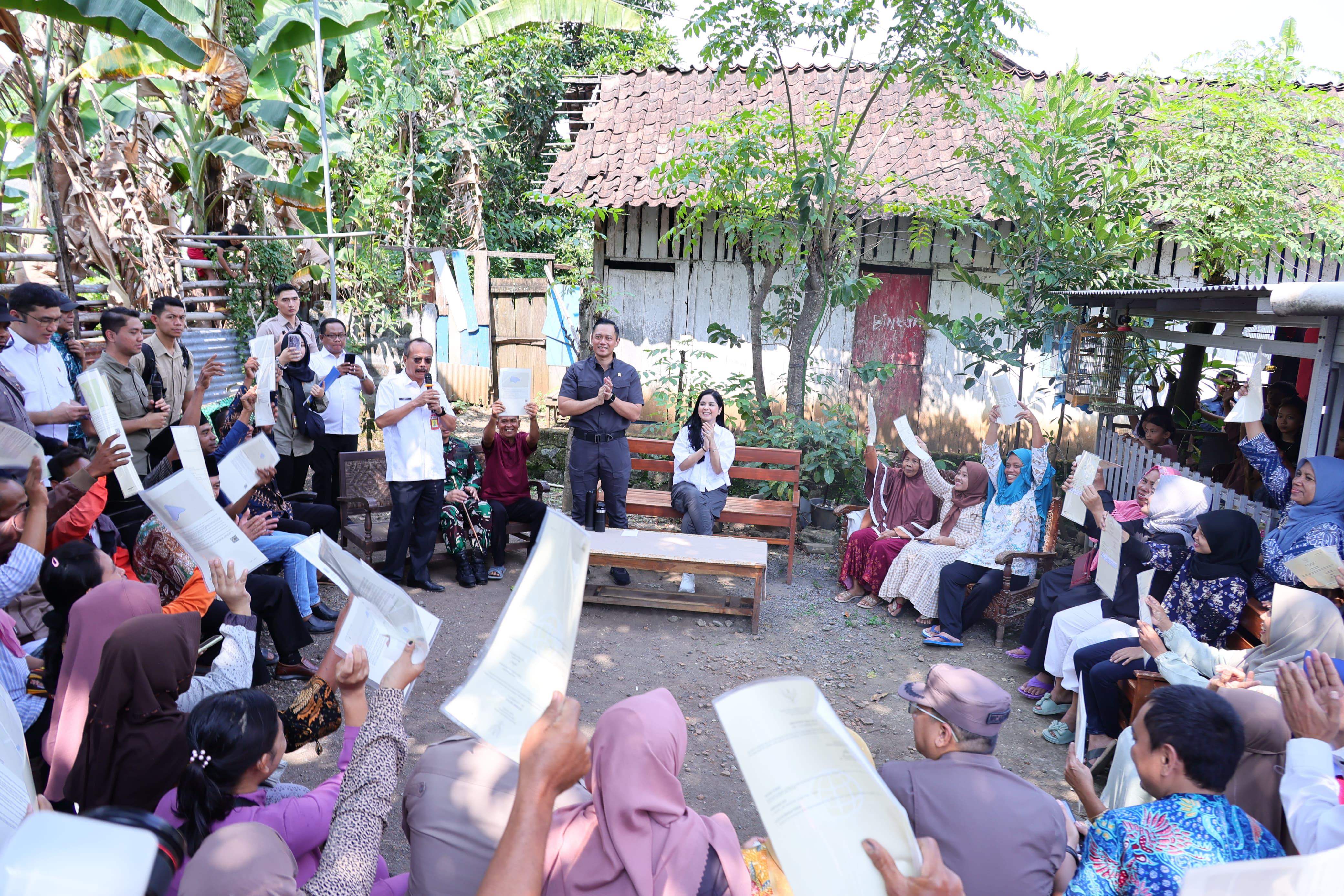 Menteri AHY Antar Langsung Sertifikat ke Rumah Masyarakat