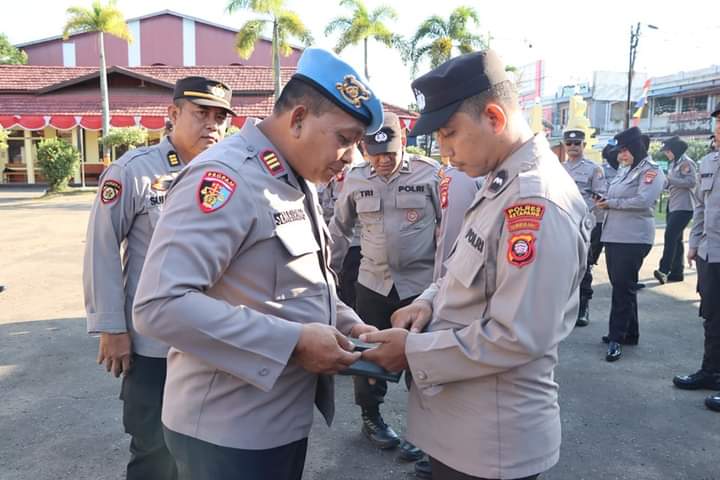 Marak Judi Online, Propam Polres Ketapang Cek Handphone Personel