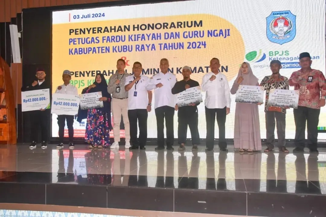 Pj Bupati Kubu Raya Serahkan Honorarium dan Santunan ke Petugas Fardhu Kifayah dan Guru Ngaji