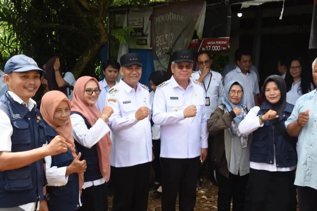 Kamaruzaman dan Harrison Tinjau Kios Pupuk Subsidi di Rasau Jaya: Pastikan Tepat Sasaran