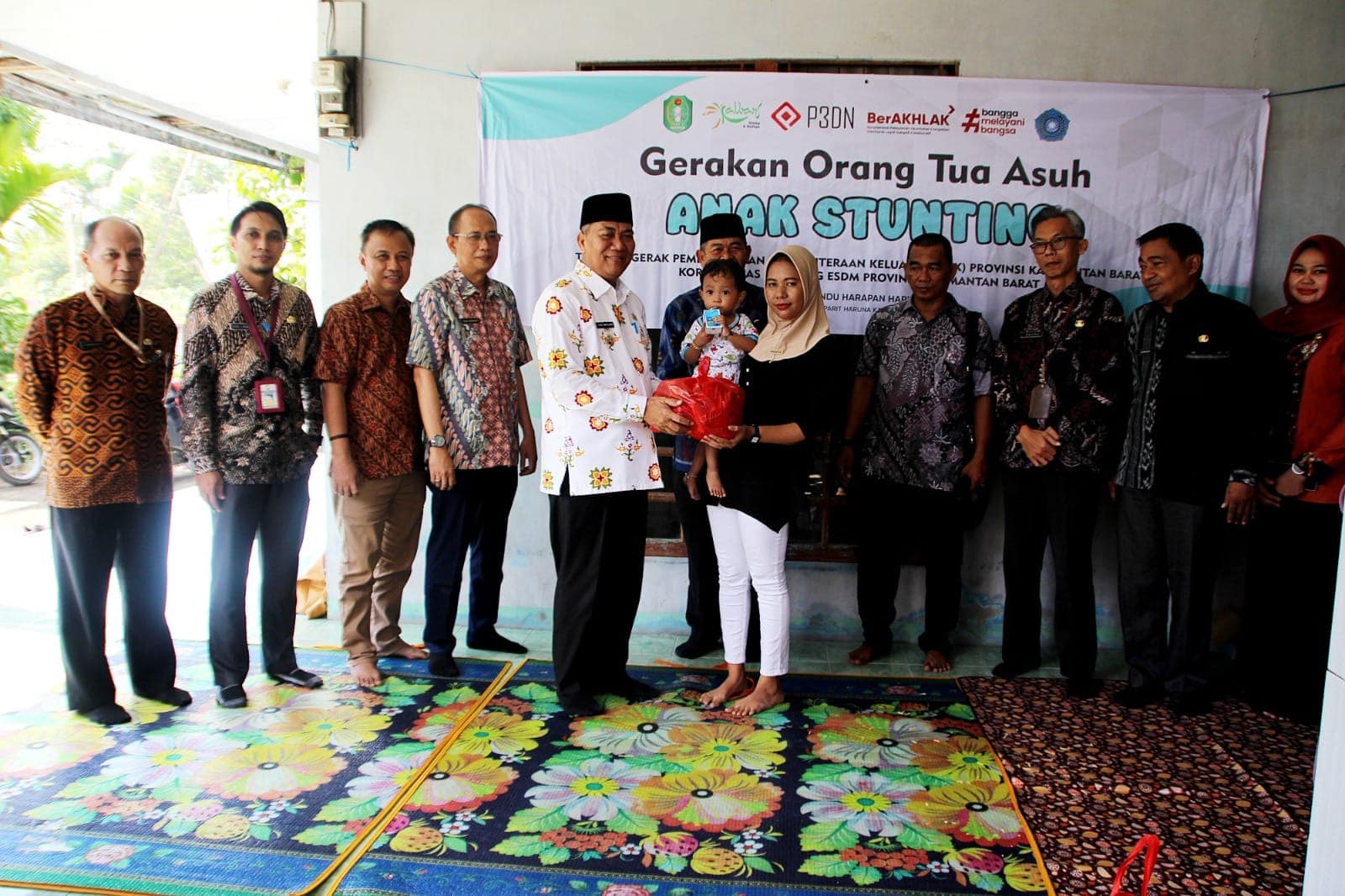 Pj Bupati Kubu Raya Serahkan Bantuan Stunting di Dusun Kenanga