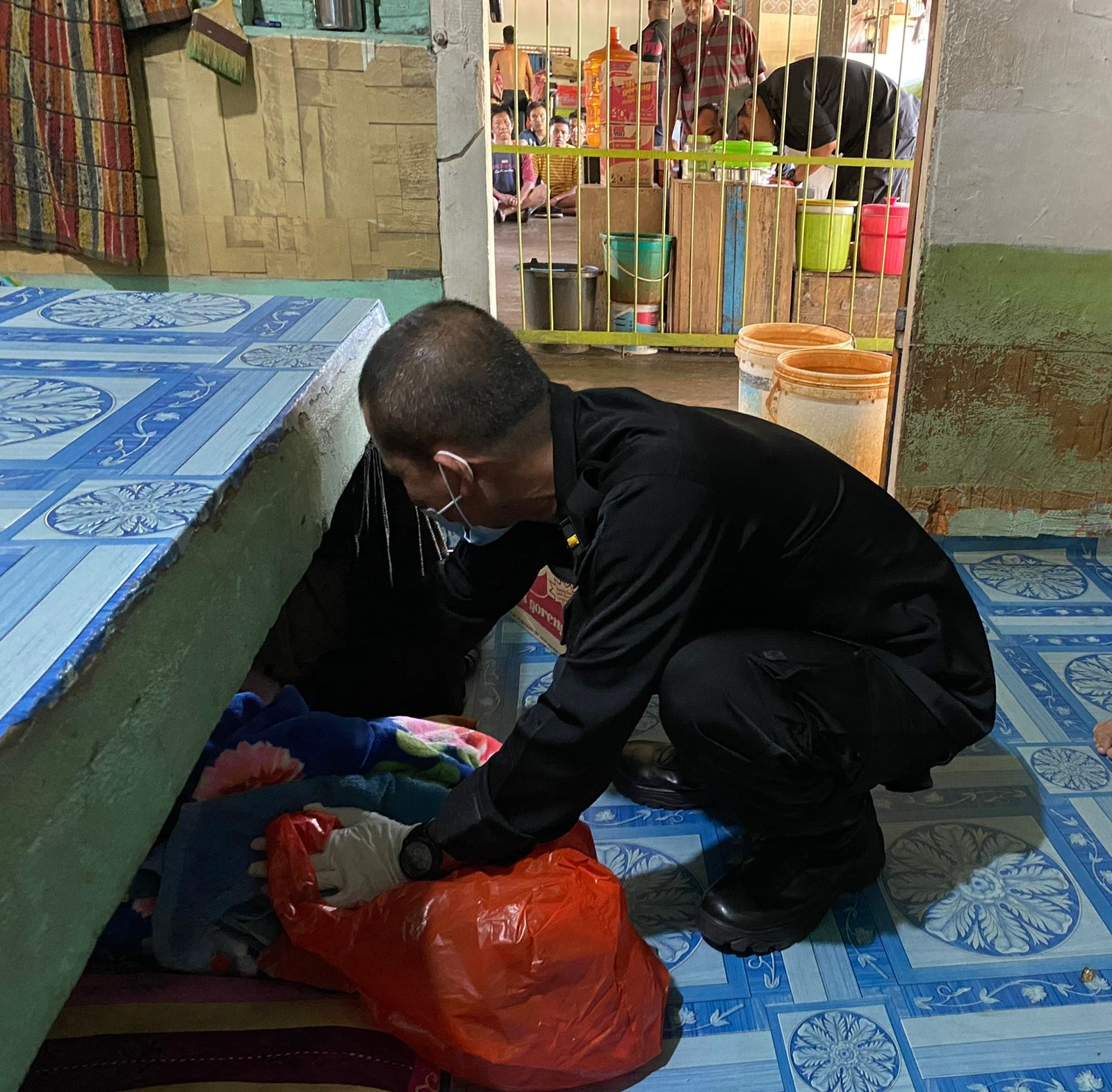 Deteksi Dini Gangguan Keamanan, Lapas Ketapang Geledah Kamar Hunian WBP