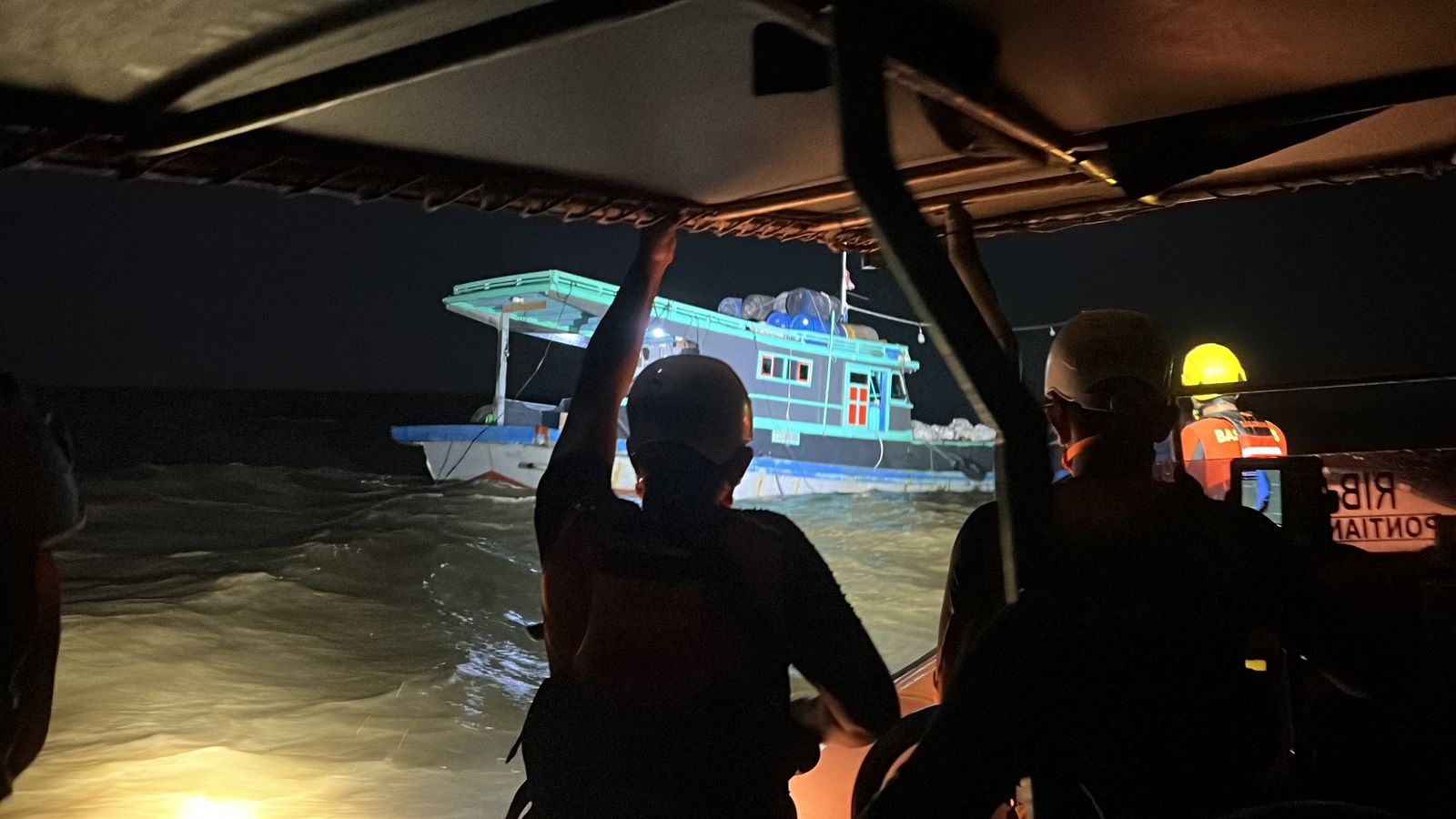 Kapal KM Cahaya Satai Bocor di Muara Teluk Batang, Seluruh Awaknya Berhasil Dievakuasi