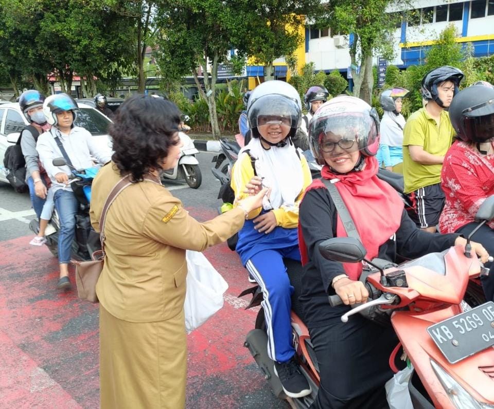 Dinsos Pontianak Bagikan Promosi Edukasi di Momen Hari Anak Nasional