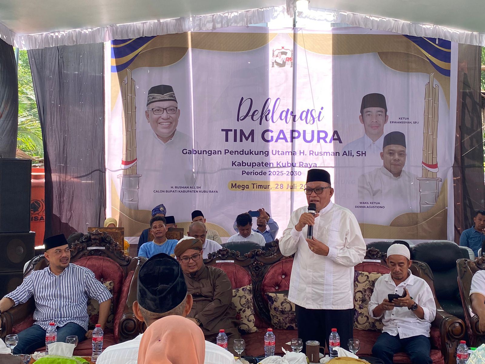 Ratusan Warga Deklarasi Dukung Rusman Ali Maju Kembali Jadi Bupati Kubu Raya