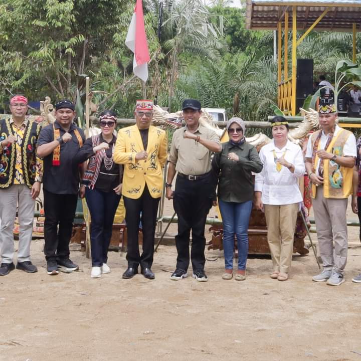 Bupati Martin dan Wabup Farhan Dianugerahi Gelar Adat Dayak