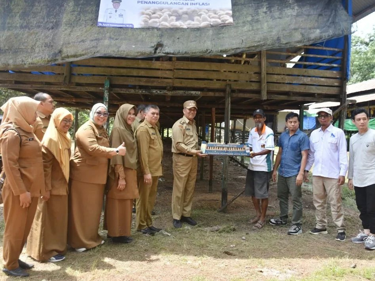 Pj Bupati Kubu Raya Serahkan 8.000 Bibit Ayam Broiler untuk Cegah Inflasi