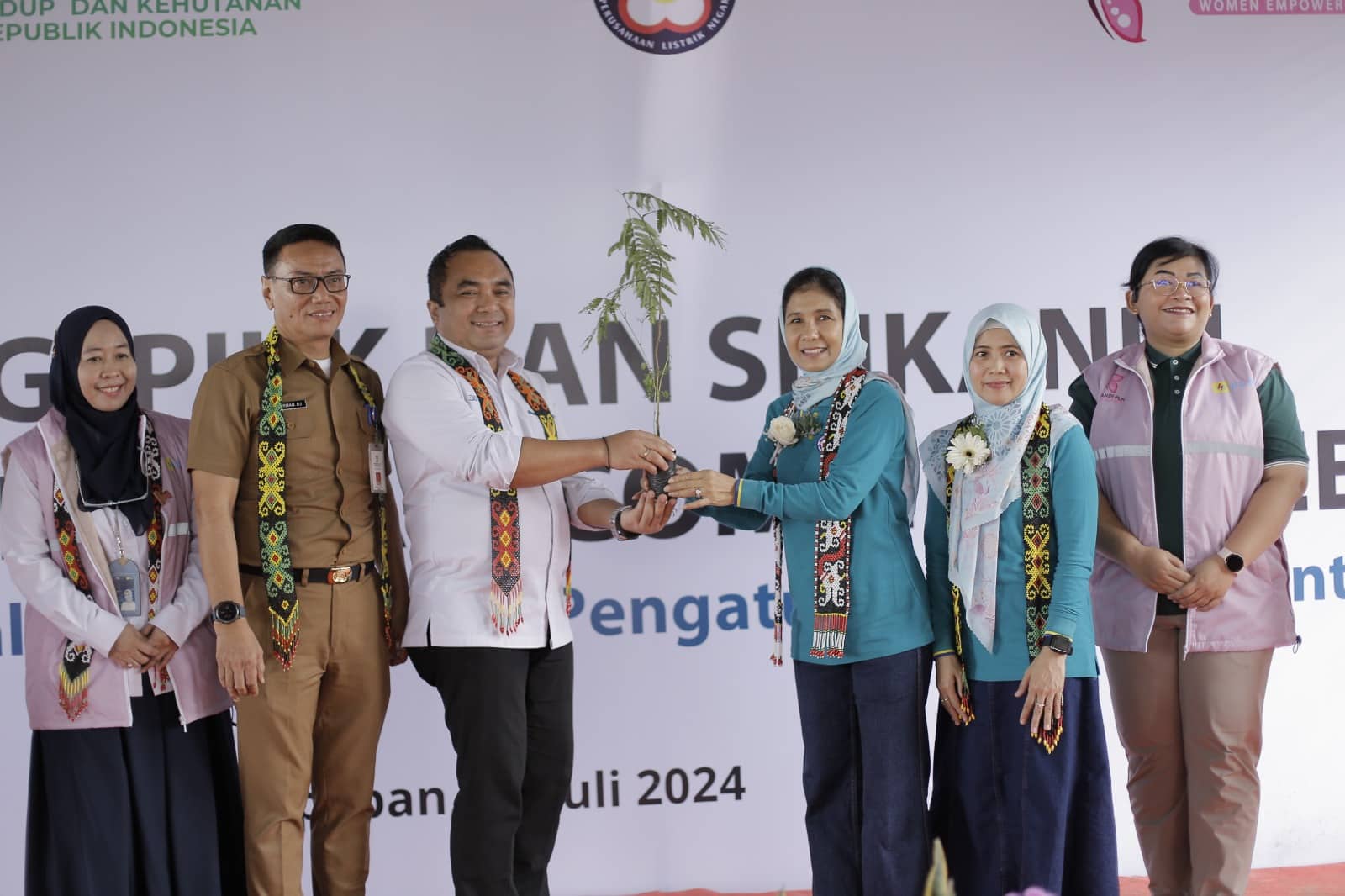 Kolaborasi PIKK dan Srikandi PLN Gelar Aksi Tanam 150 Bibit Pohon di Balikpapan Timur