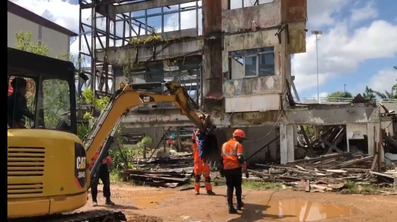 Gunakan Excavator, Tim SAR Cari Pekerja yang Diduga Masih Tertimbun Reruntuhan Ruko di Pontianak