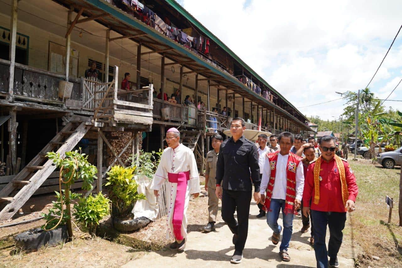 Bupati Kapuas Hulu Hadiri Peresmian Gereja Katolik Santo Stepanus Stasi Kelawik Batang Lupar