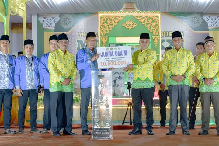 Bupati dan Wakil Bupati Serahkan Piala Bergilir MTQ XXXI Ketapang
