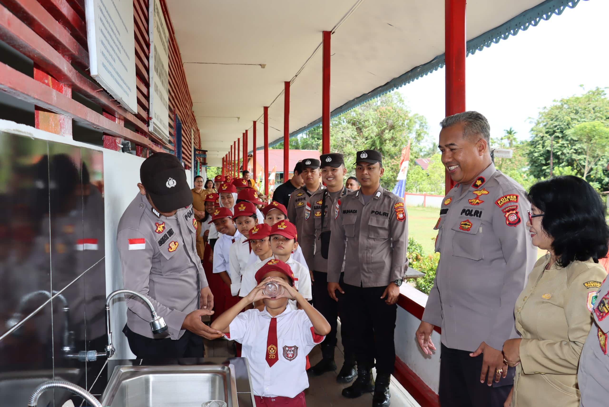 Wakapolres Kapuas Hulu Resmikan Filtrasi Air Bersih Layak Minum di SDN 06 Putussibau