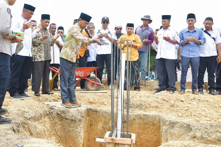 Wabup Ketapang Letakkan Batu Pertama Pembangunan Masjid Al-Ikram Desa Silat