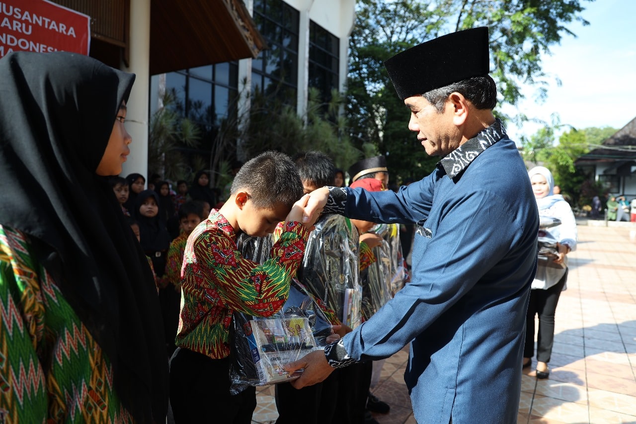 Baznas Pontianak Salurkan 1.000 Paket Alat Sekolah bagi Pelajar Kurang Mampu