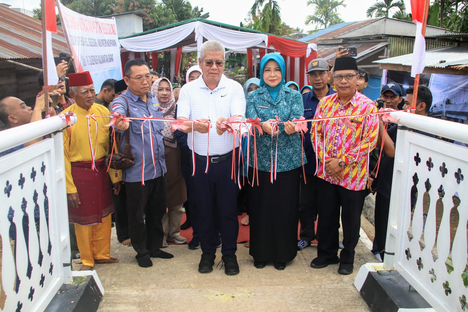 Pj Gubernur Harisson Resmikan Jembatan Putih Kecamatan Segedong