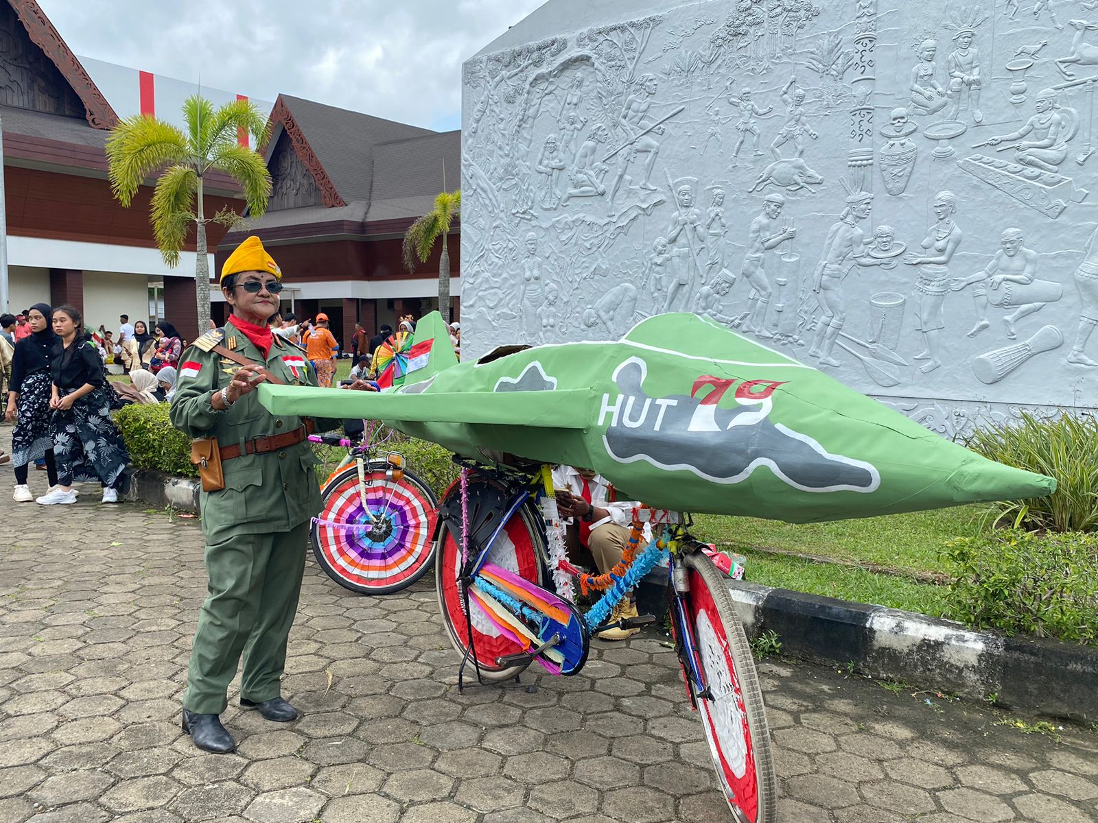 Nenek Usia 69 Tahun Ikut Karnaval Budaya, Cosplay Jadi Pasukan Pesawat Tempur