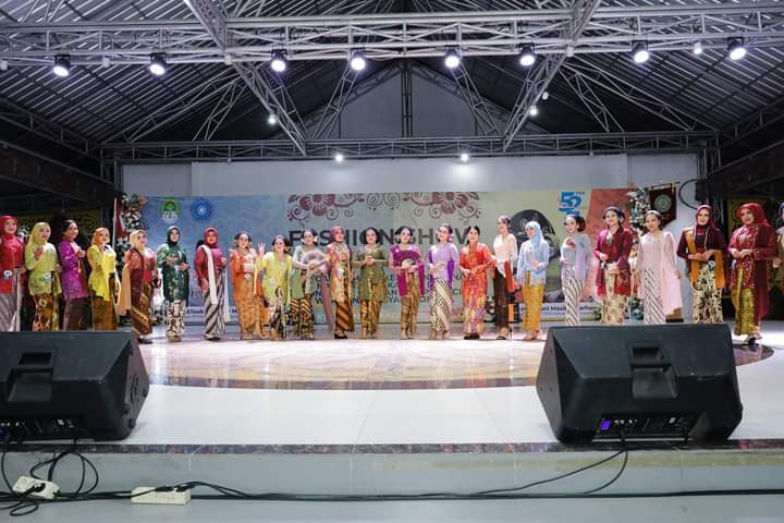 Heryandi Hadiri Fashion Show Lomba Kebaya Nasional Dalam Rangka HKG PKK ke-52 Tahun 2024