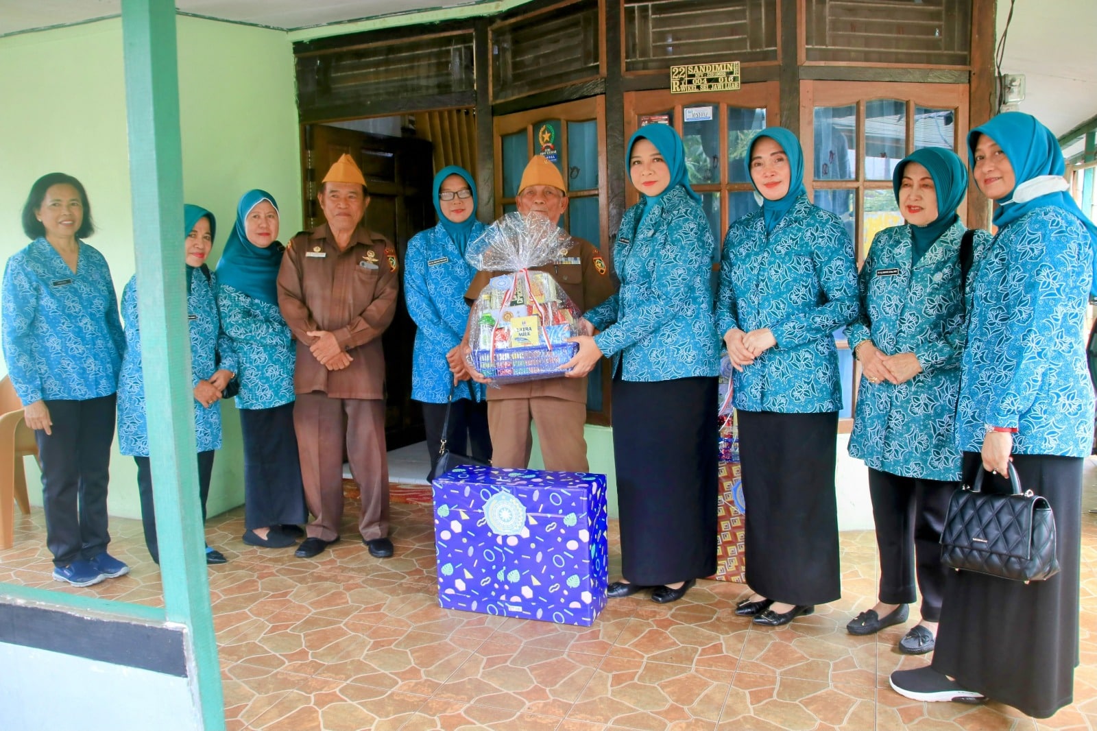 Sambut HUT RI ke-79, PKK Kalbar Sambangi Kediaman Veteran Angkatan Laut Kalbar