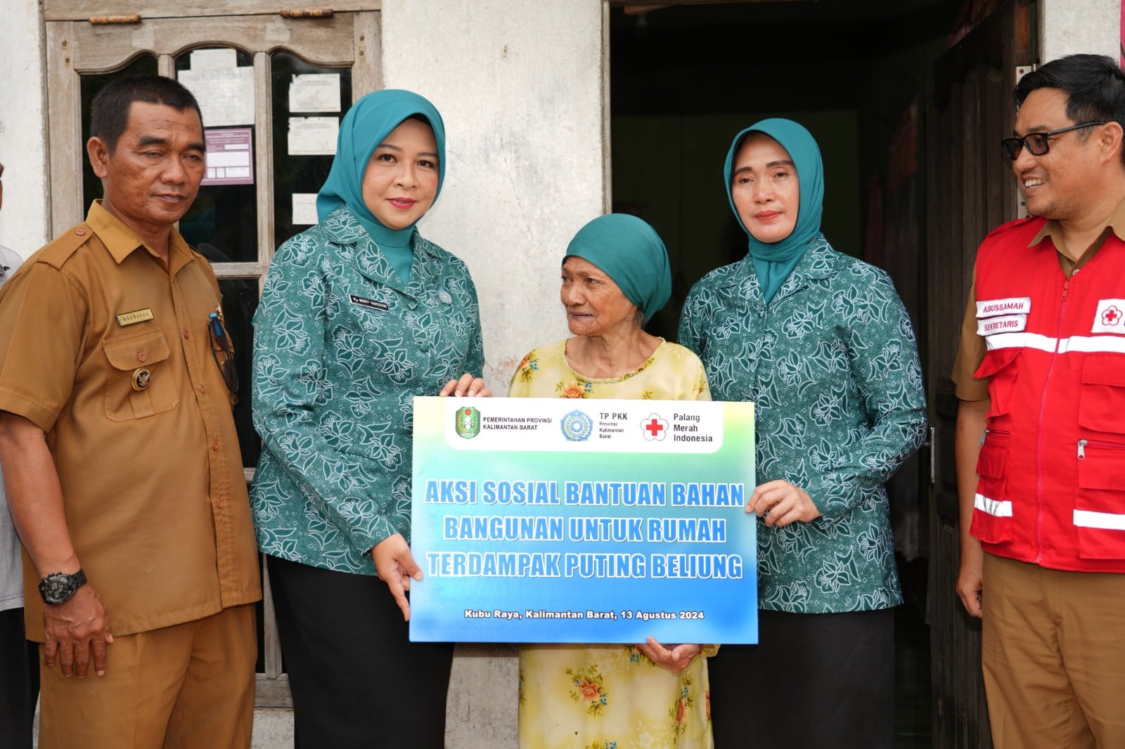 Windy Prihastari Serahkan Bantuan Sosial kepada Warga Terkena Musibah Angin Puting Beliung di Sungai Kakap