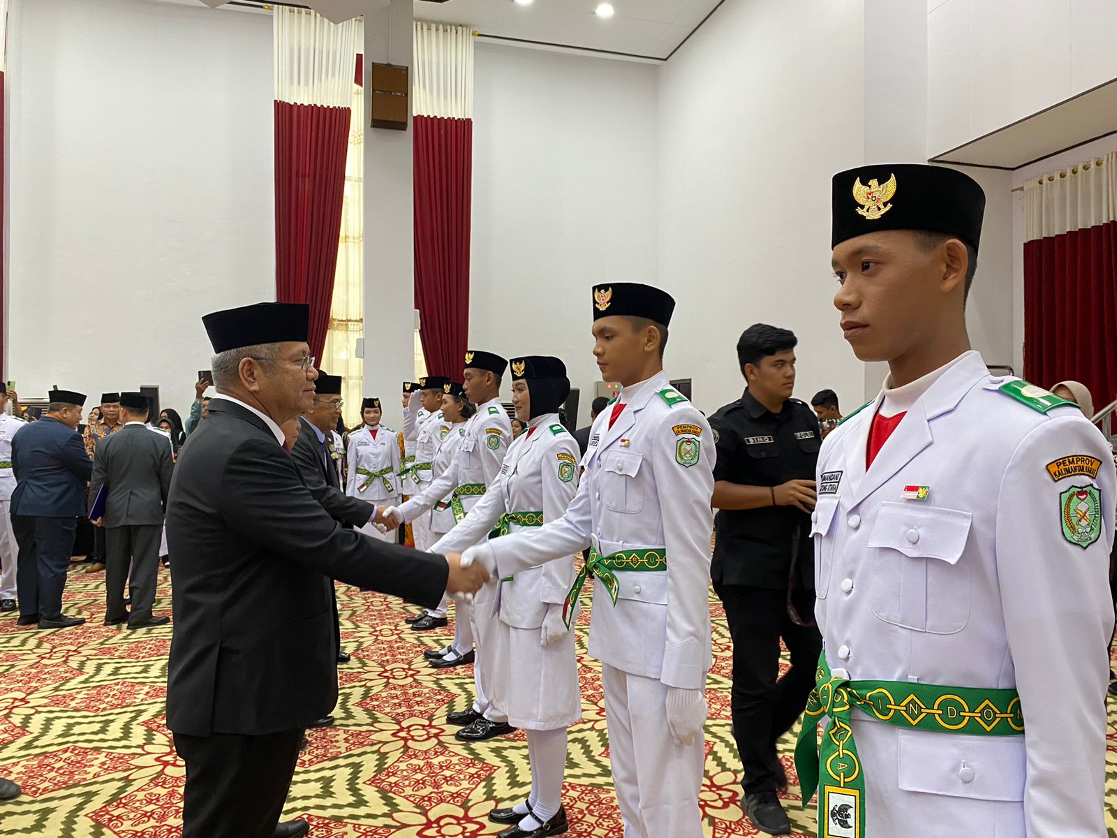 Harisson Kukuhkan 28 Paskibra Kalbar yang Akan Bertugas pada HUT RI di Kantor Gubernur