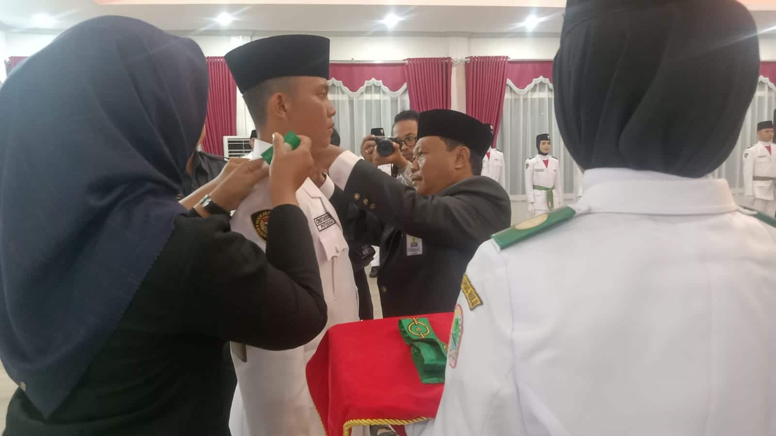 Tetap Pakai Hijab, Anggota Paskibraka Kapuas Hulu Dikukuhkan Sekda Mohd Zaini 