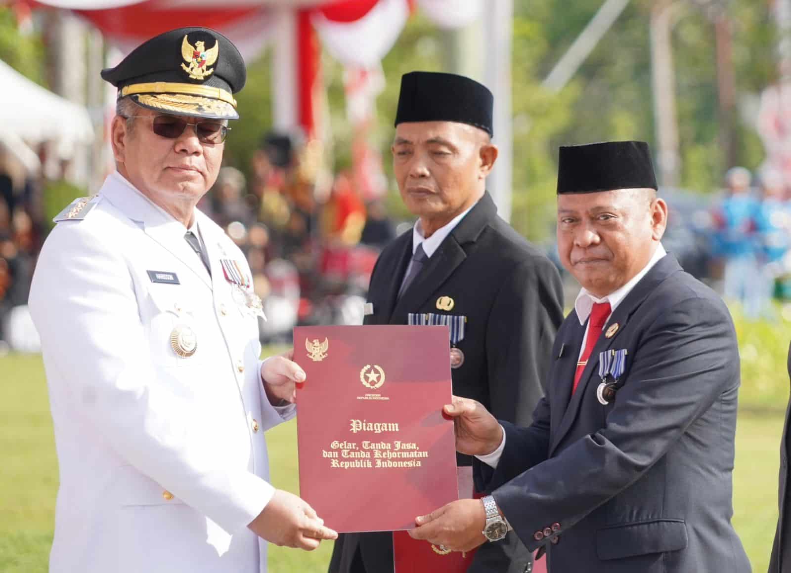 Momen Hari Kemerdekaan, Abdul Gani Terima Satyalancana Karya Satya dari Presiden RI