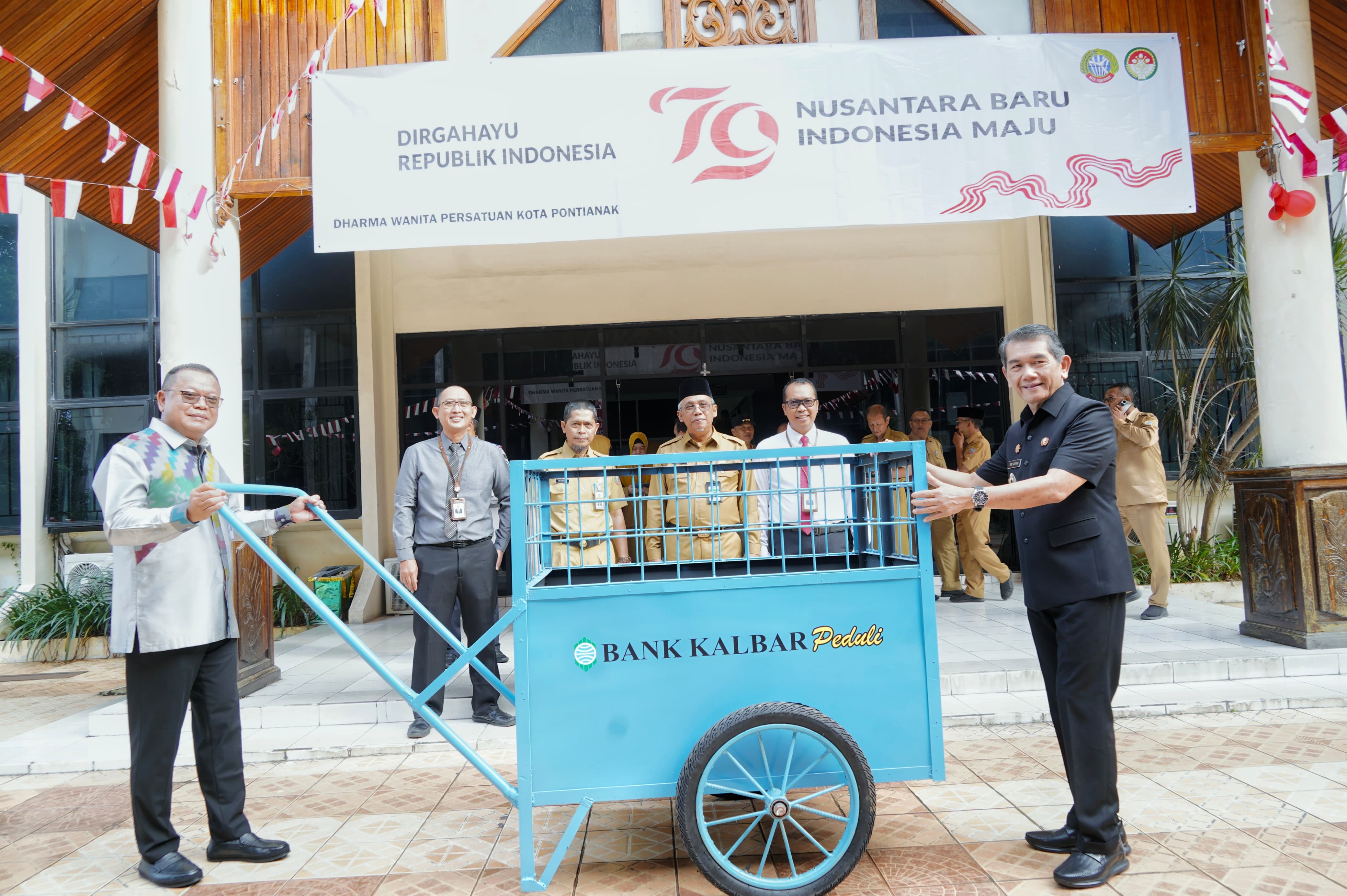 Bank Kalbar Kembali Salurkan CSR ke Pedagang Pasar di Pontianak