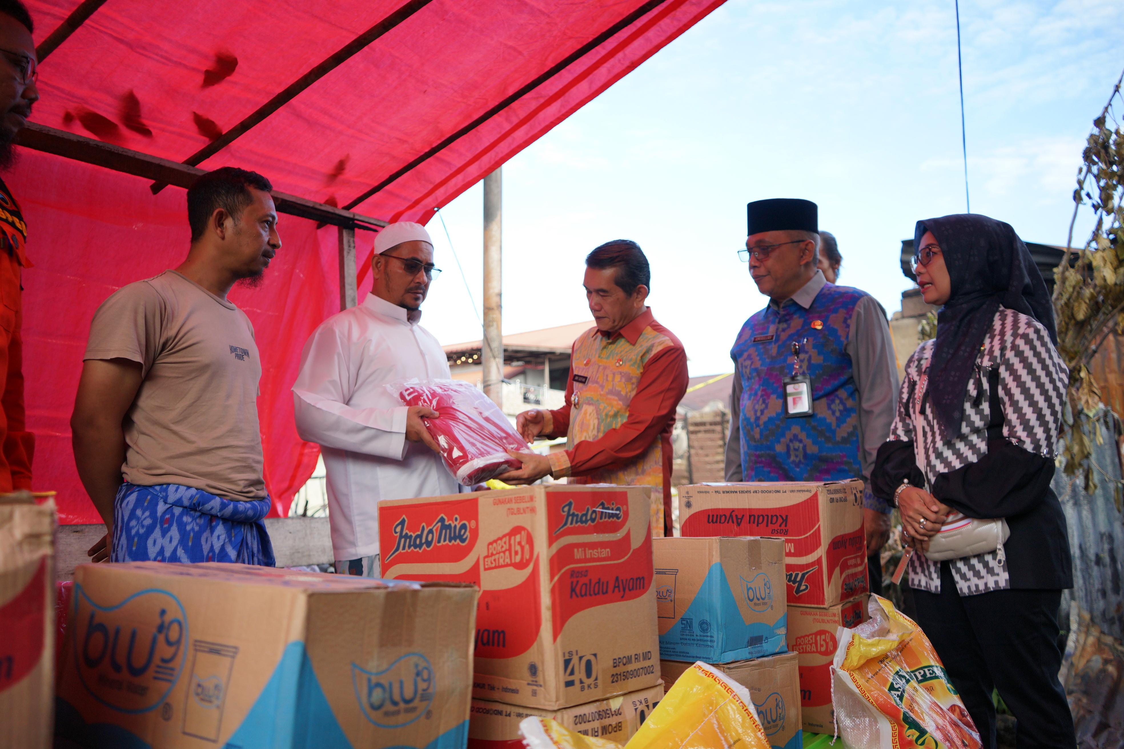 Pj Wako Serahkan Bantuan Untuk Korban Kebakaran di Tanjung Raya I