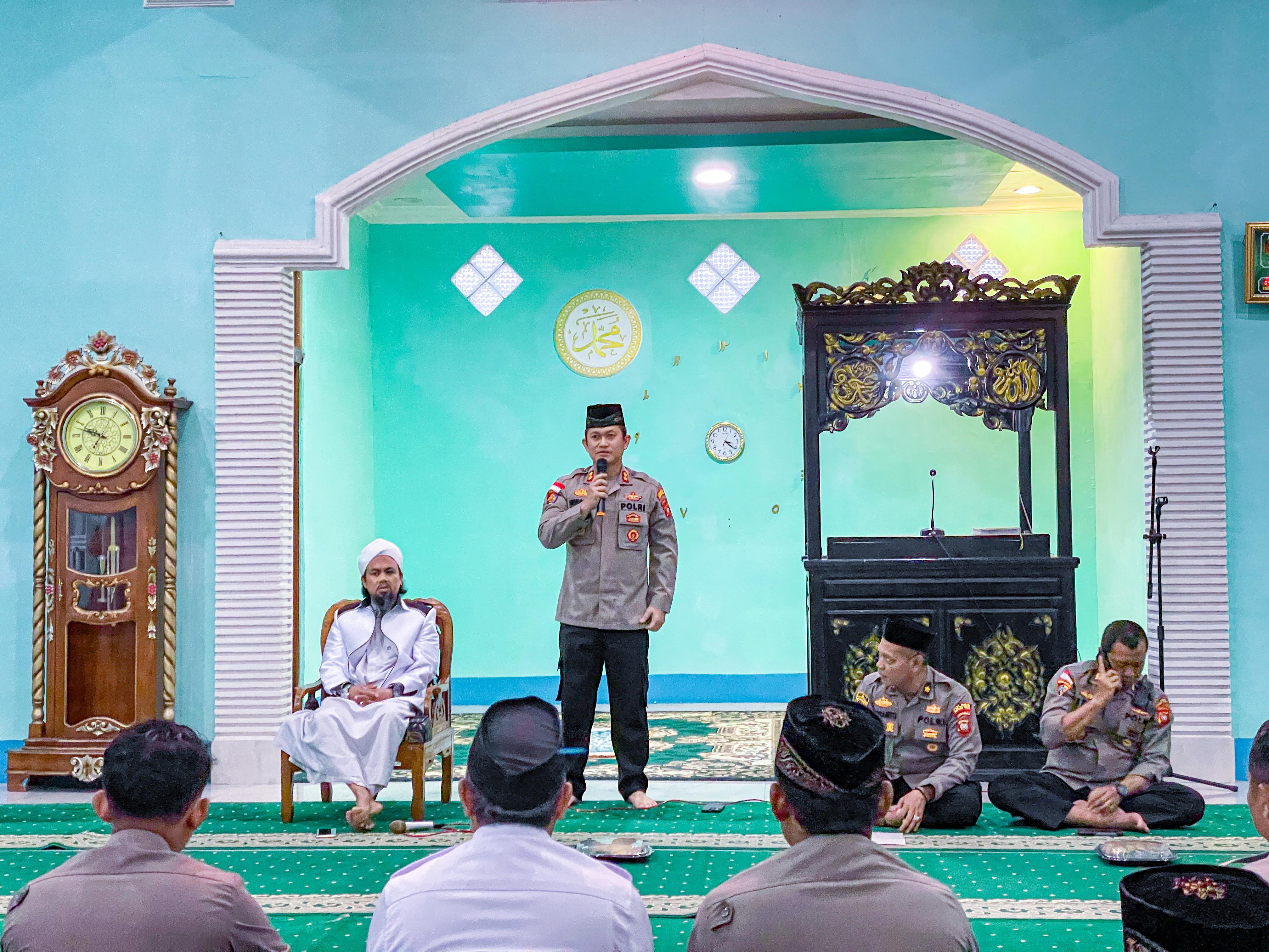 Bangun Integritas Polri Melalui Pembinaan Rohani di Masjid Wira Pratama