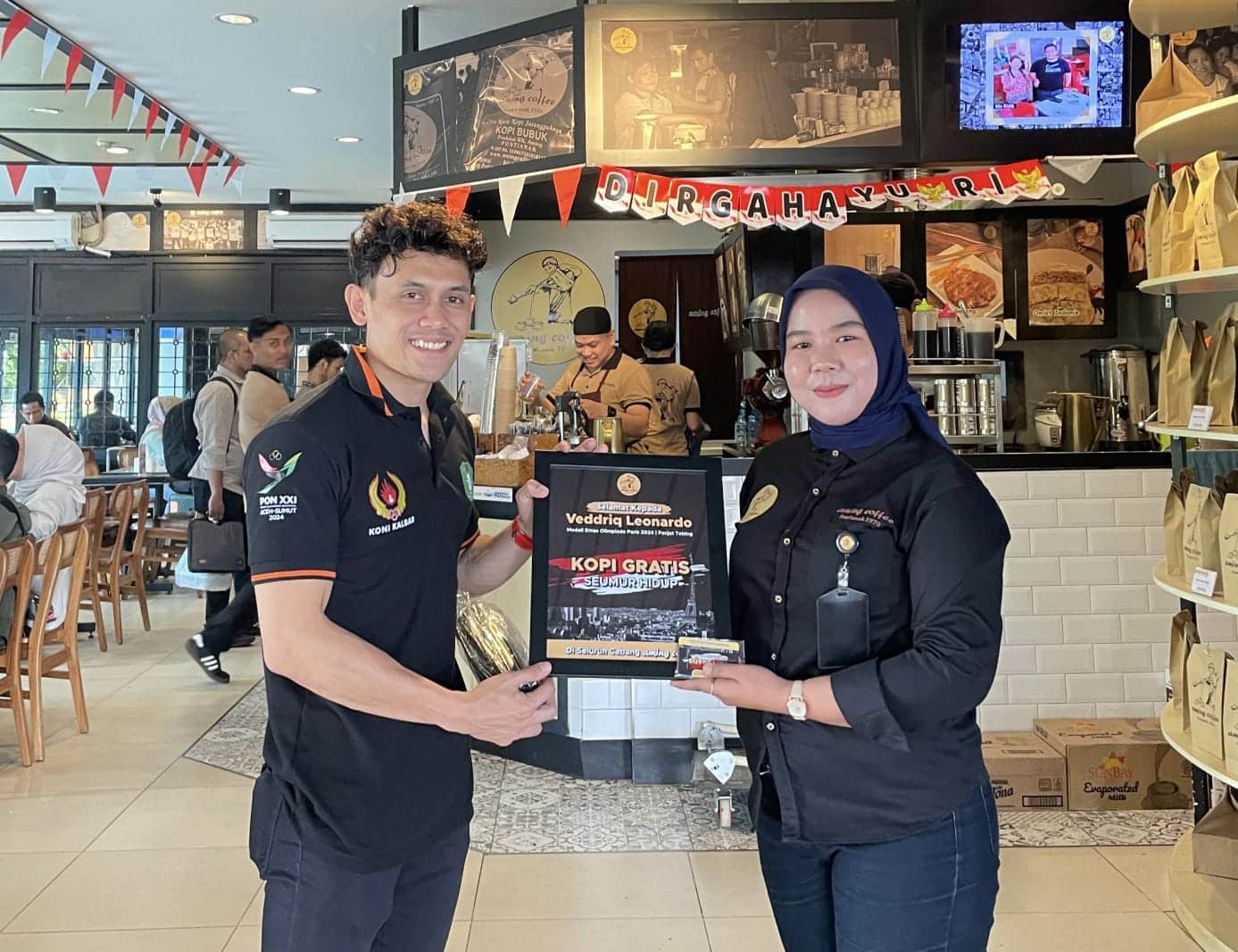Aming Coffee Serahkan Kartu Ngopi Gratis Seumur Hidup Buat Veddriq