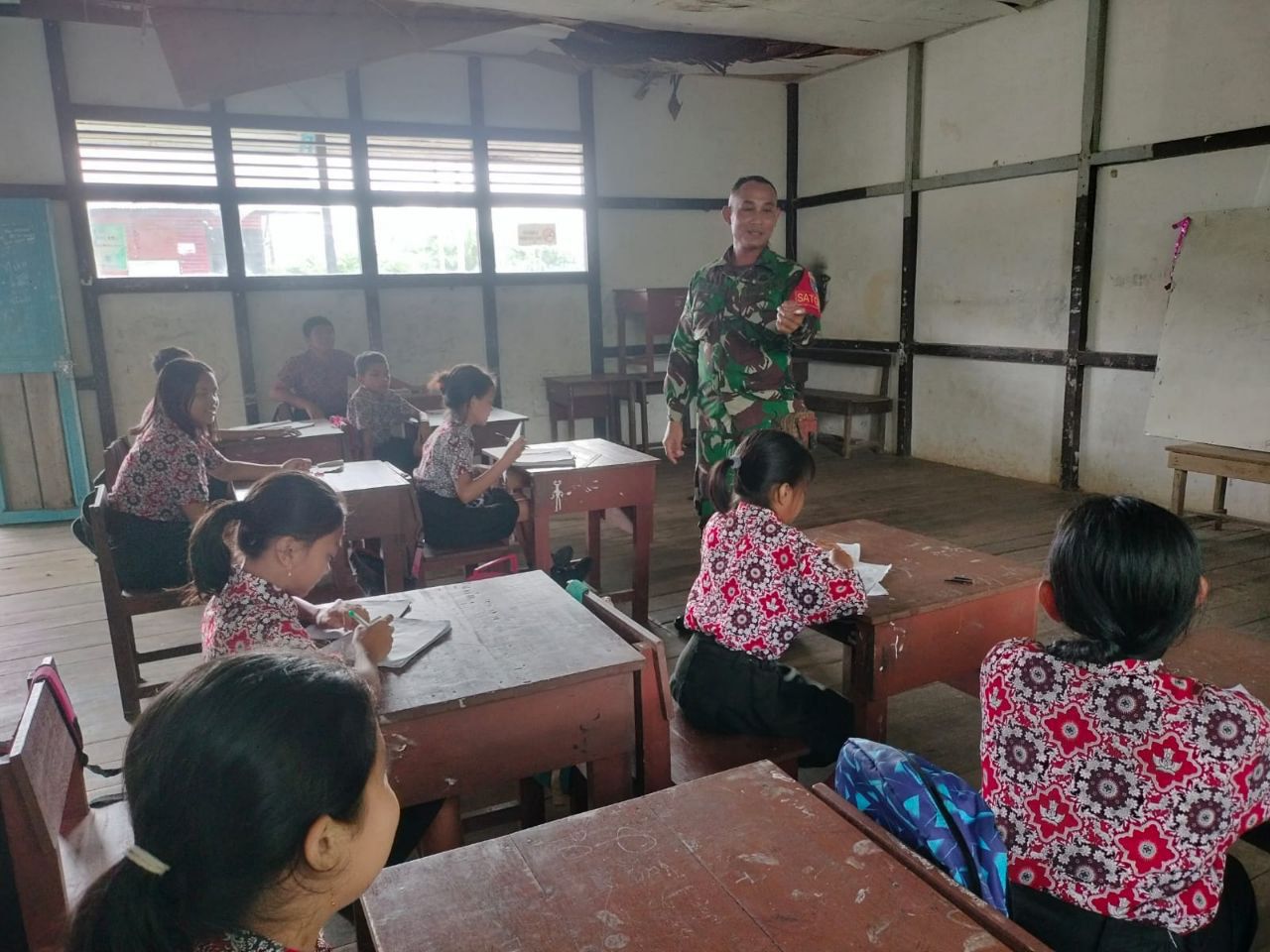 Babinsa Koramil Puring Kencana Berikan Wawasan Kebangsaan di SDN 02 Langau