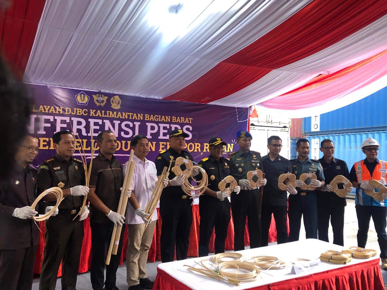 Bea Cukai Kalbagbar Gagalkan Penyelundupan 8 Kontainer Rotan Tujuan China