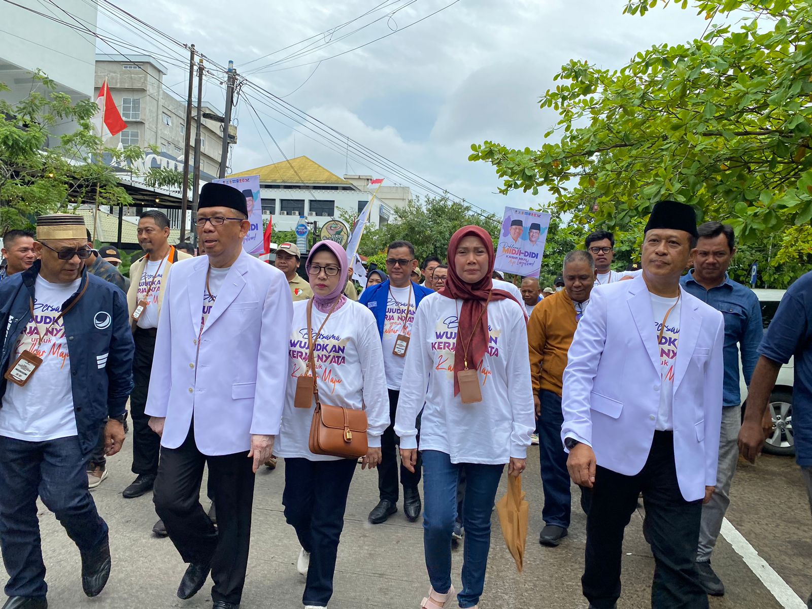 Pasangan Calon Gubernur Sutarmidji-Didi Mendaftar ke KPU Kalbar dengan Berjalan Kaki