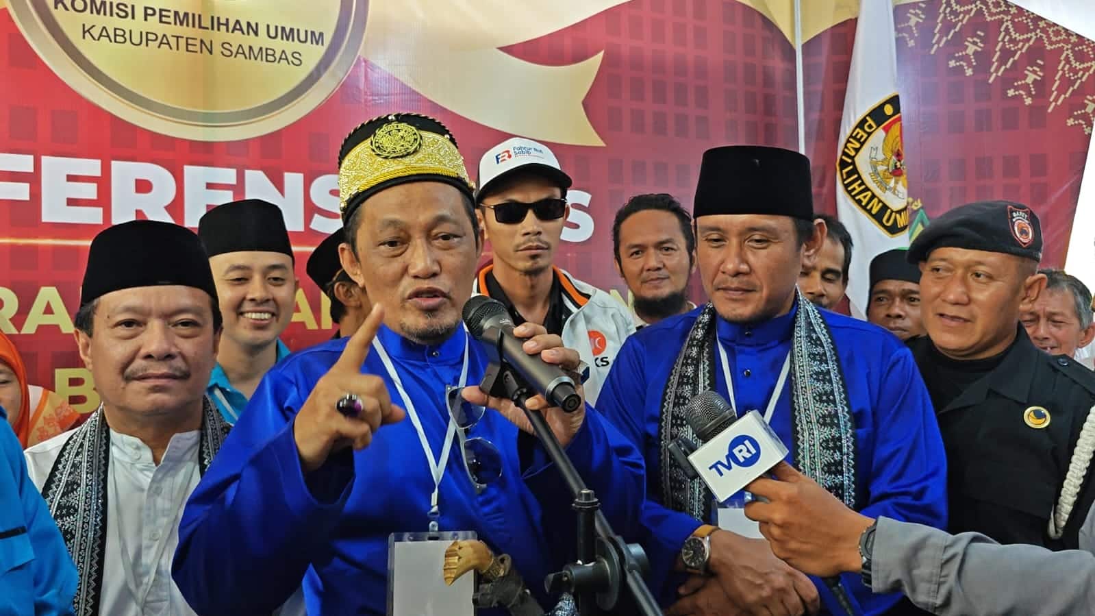 Selesai Deklarasi, Pasangan Fahrur Rofi-Sabib Daftar ke KPU Sambas