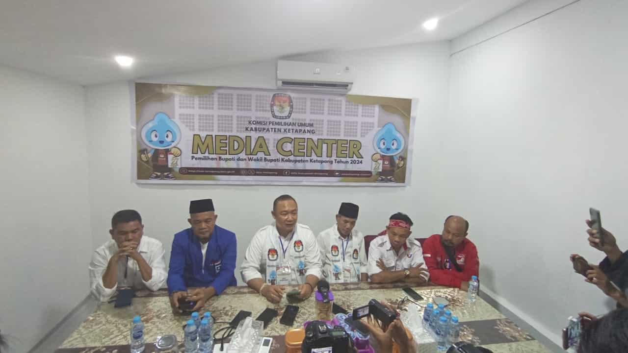 Malam Hari, Alex-Jamhuri Jalan Kaki bersama Ratusan Pendukung Daftar ke KPU Ketapang