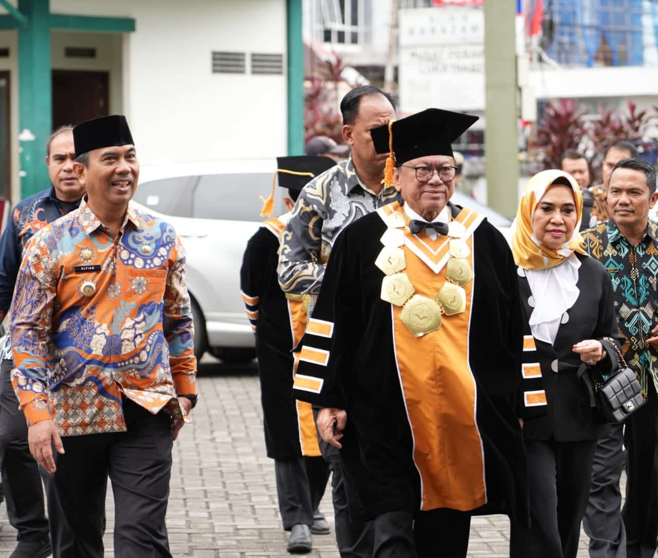 Pj Bupati Alfian Hadiri Wisuda Pertama Mahasiswa KKU di Universitas OSO Pontianak