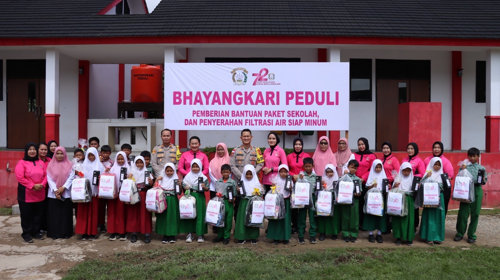 Ketua Bhayangkari Kapuas Hulu Berikan Bantuan Paket Sekolah dan Alat Filtrasi Air di SDN 1 Kedamin