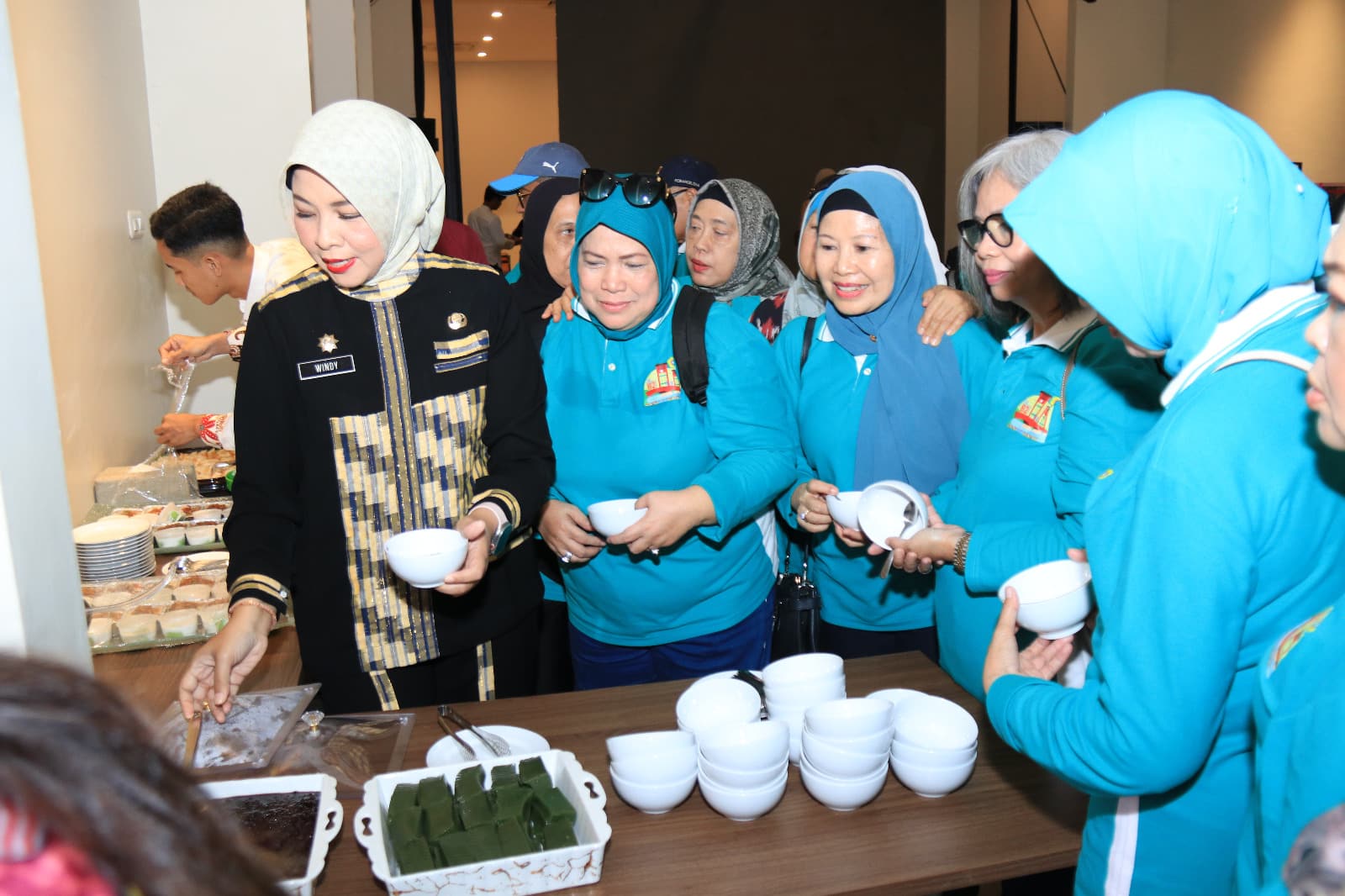 Windy Promosikan Produk Dekranasda ke Wisatawan Alumni Unsri Palembang